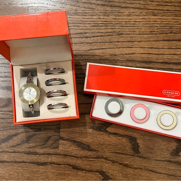 *Vintage* Coach bangle watch with interchangeable bezels. - Picture 4 of 10